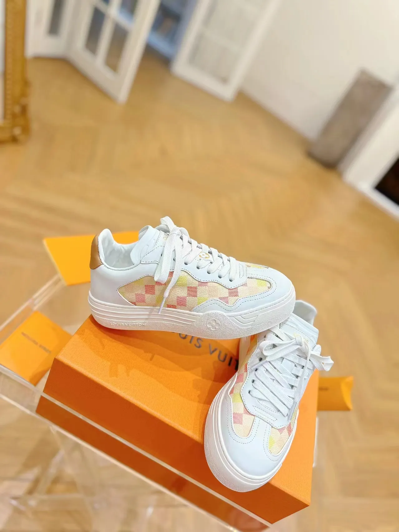 👟👟Ex-factory price 620👟👟Men's size +10 Same style for men and women🔥🔥𝐋𝐕 𝐃𝐢𝐬𝐜𝐨𝐯𝐞𝐫𝐲 2024 new sports shoes thick sole casual ❗️❗️ original purchase development and production LV Discovery lace-up shoes were unveiled at Louis Vuitton's fourth show. They are made of technical mesh fabric and metallic synthetic materials to create a streamlined design. Brand elements embellish the upper and lightweight rubber outsole, with technical shoelaces. Fabric: Original imported cowhide + technology mesh Inner lining: Original customized breathable mesh Sole: Original molded ultra-light rubber foam material Bottom thickness: 5.5CM Size: Women's 35-41 (41 customized), Men's 39-46, (45-46 customized)